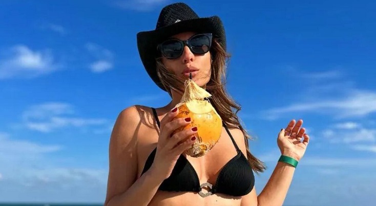 Pampita soltera y mostrando su cuerpo en diminutos microbikinis
